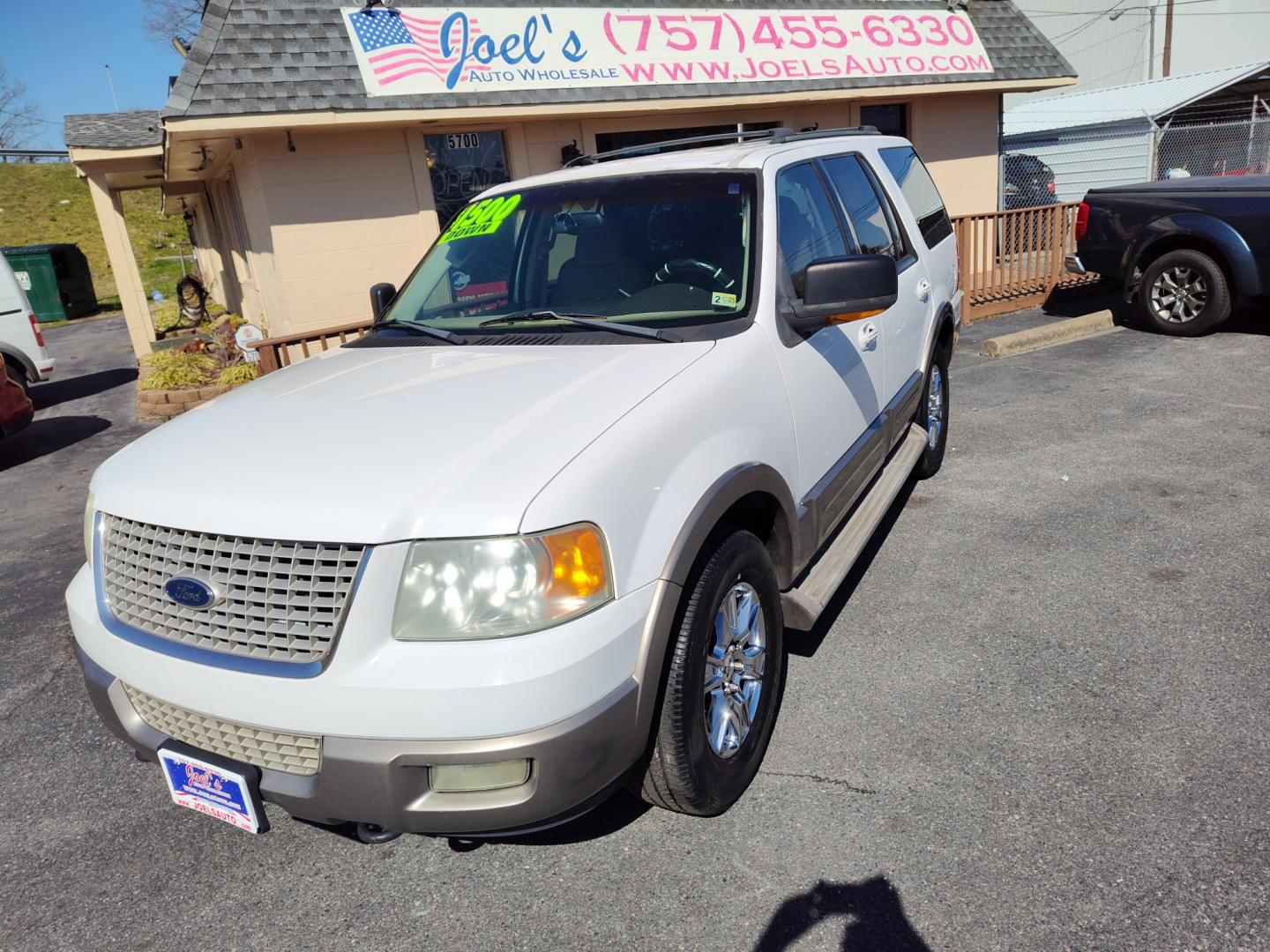 2003 White Ford Expedition Eddie Bauer 4WD (1FMPU18LX3L) with an 5.4L V8 SOHC 16V engine, 4-Speed Automatic Overdrive transmission, located at 5700 Curlew Drive, Norfolk, VA, 23502, (757) 455-6330, 36.841885, -76.209412 - Photo#0